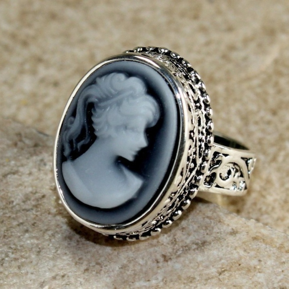 Elegant Silver Cameo Ring